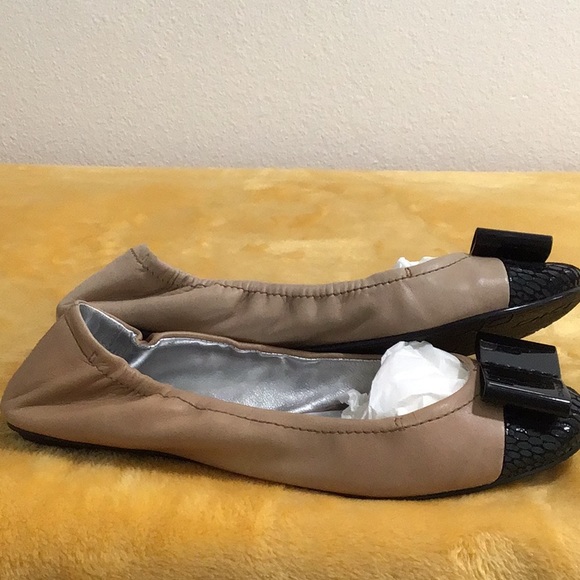 EUC DKNY “ Dasha “ Tortoise Bow Logo Flat Shoes Nude/Black - Picture 6 of 13